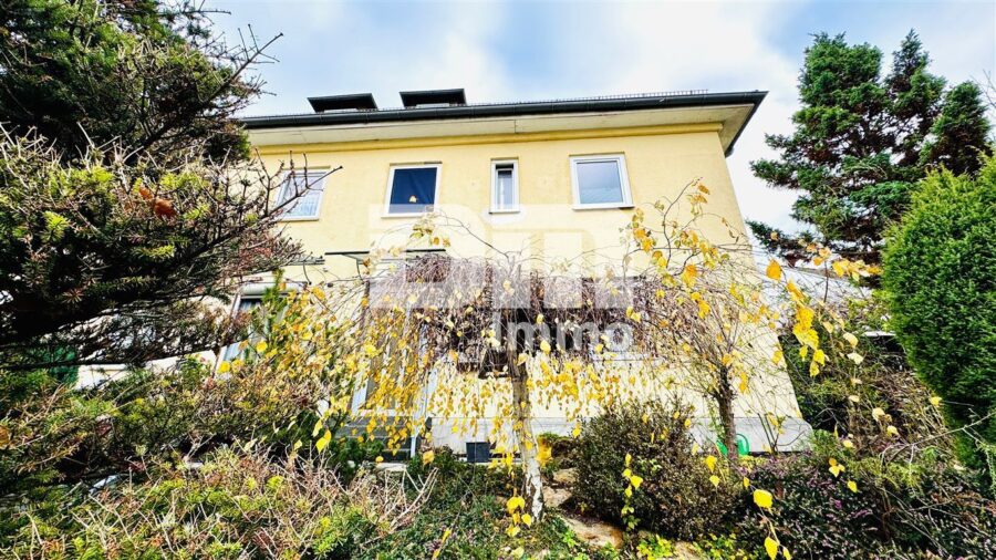 Modernisiertes Reihenendhaus mit Garten in gesuchtem Wohnquartier - Frontansicht